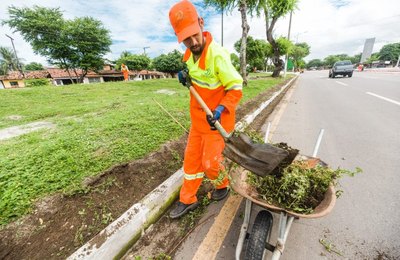 Mais de 100 trabalhadores atuam diariamente na limpeza da orla lagunar