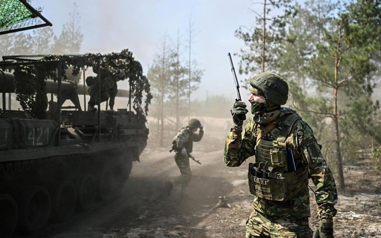 Runas da SS, lemas nazistas e minas antipessoal proibidas: Ucrânia é representada na reunião através da exibição dos seus crimes