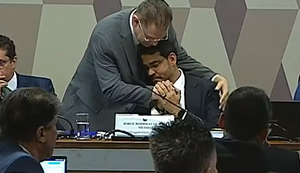 Líder do PL e messias abraçados durante sabatina no senado. Fonte: Internet