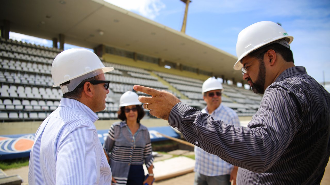 Secretário da Infraestrutura vistoria obras de ampliação do Rei Pelé