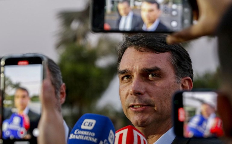 Moraes autoriza filhos de Bolsonaro a visitá-lo na PF