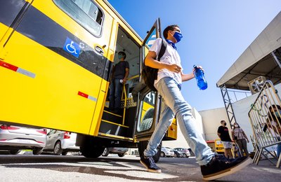 Seduc transporta diariamente alunos da rede estadual para ponto de vacinação 