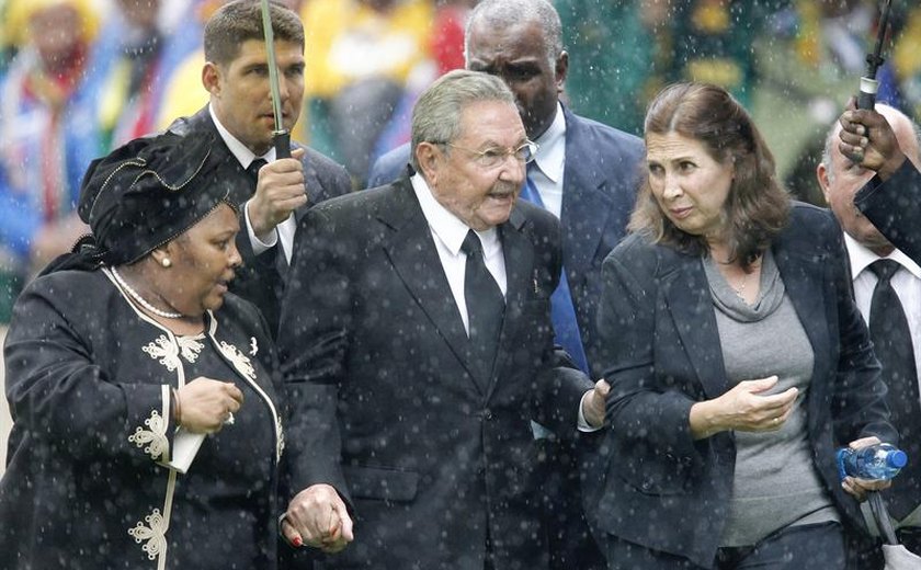 Raúl lembra amizade com Fidel e diz que Mandela era &#8220;exemplo de integridade e perseverança&#8221;
