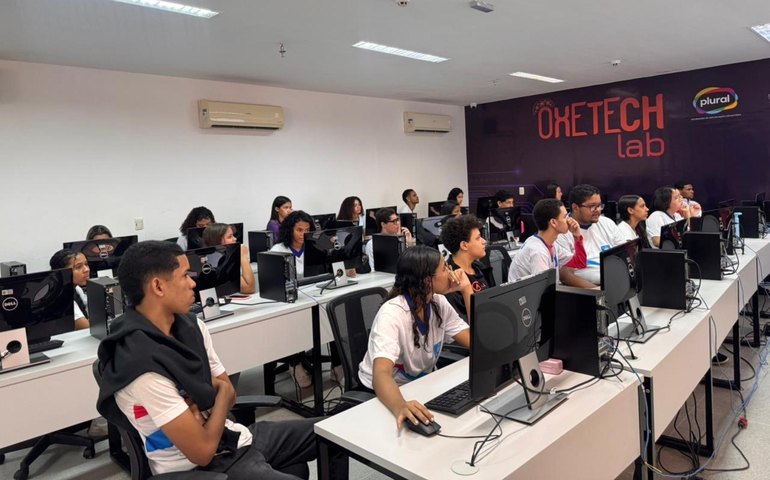 Secti promove workshop para alunos da Escola Estadual Pedro Teixeira em ação do OxeTech Itinerante