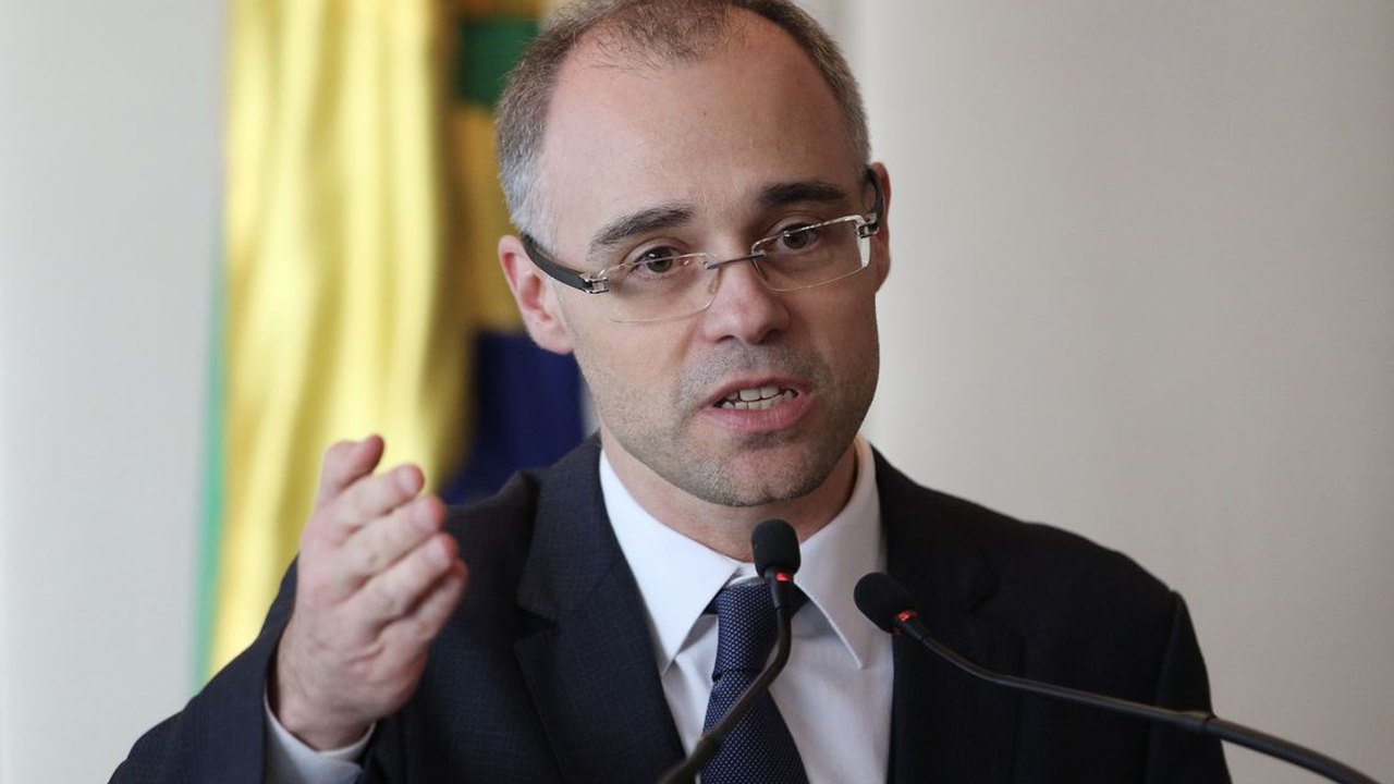 André Mendonça vota contra afastamento de Ibaneis e prisão de Anderson Torres
