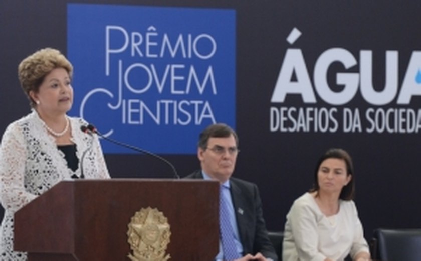 Dilma fala sobre consumo consciente de água, durante entrega do Prêmio Jovem Cientista