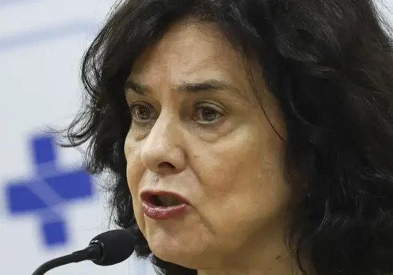 Ministra da Saúde não recebeu todas as doses da vacina contra a Covid recomendadas pelo próprio ministério