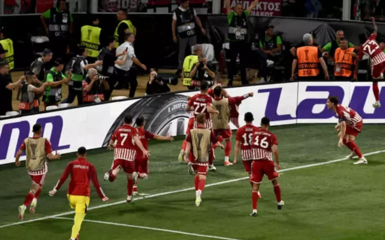 Atenas 'pega fogo' após vitória do Olympiacos sobre Fiorentina e 1º título europeu grego