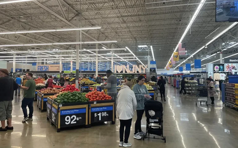 Walmart reafirma vendas do 1º trimestre antes das tarifas e ação sobe 5,2% em NY