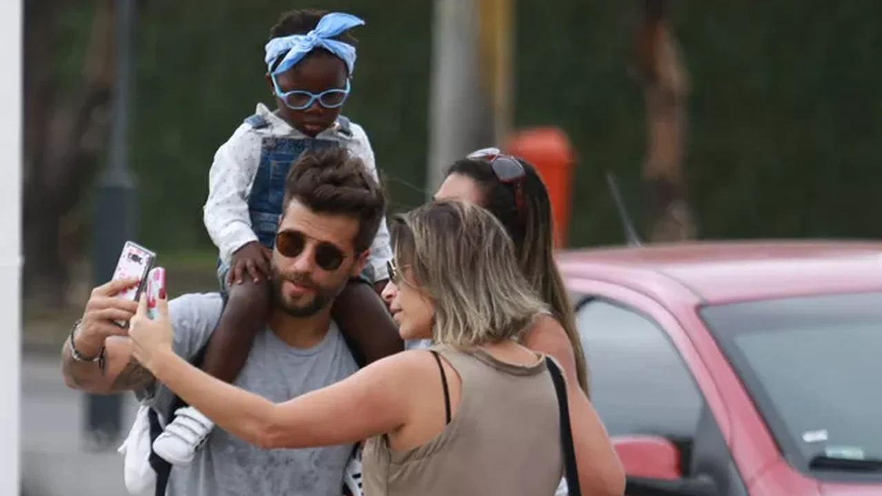 Bruno Gagliasso passeia com Titi, é tietado nas ruas, mas evita mostrar rosto da filha em selfie