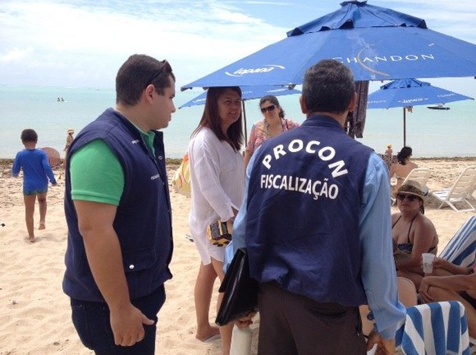 Megaoperação do Procon fiscaliza praias alagoanas contra abusos de preços