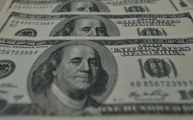 Dólar recua em linha com tendência global após rali em Xangai