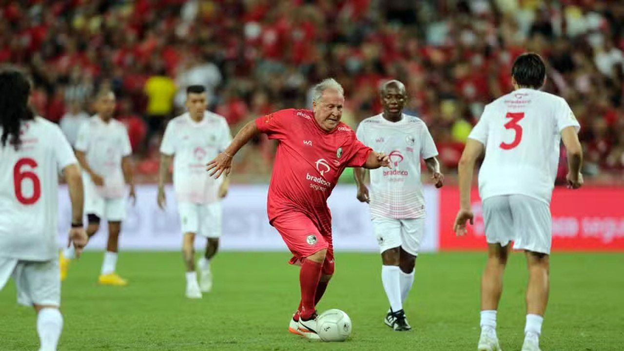 Com mais de 50 mil presentes no Maracanã, Zico e craques do passado fazem a festa da torcida em Jogo das Estrelas