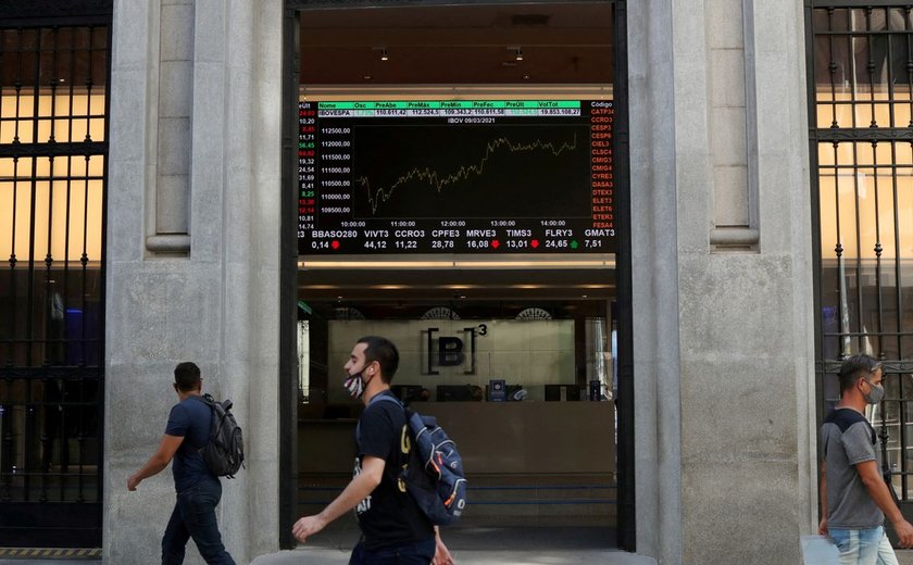 Bolsa sobe quase 2% e atinge maior nível em um mês e meio