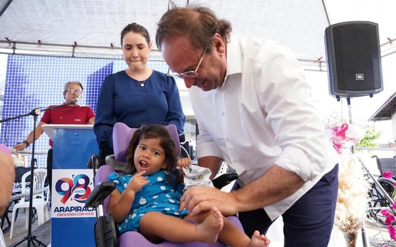 Arapiraca 98 anos: Luciano entrega cadeiras de rodas infantis e UBS totalmente reformada