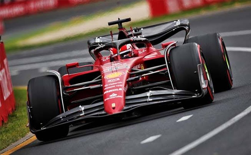 Touchdown Ferrari! Leclerc voa, é pole e lidera dobradinha com Sainz