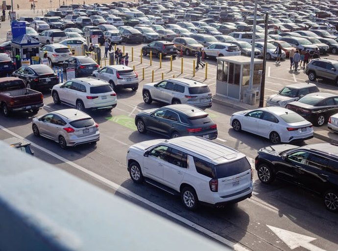 Filas, preços altos e trânsito: o desafio de estacionar em dias de show na capital