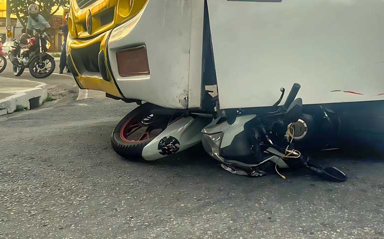 Corpo de Bombeiros resgata vítimas de colisão entre ônibus e motocicleta em Maceió