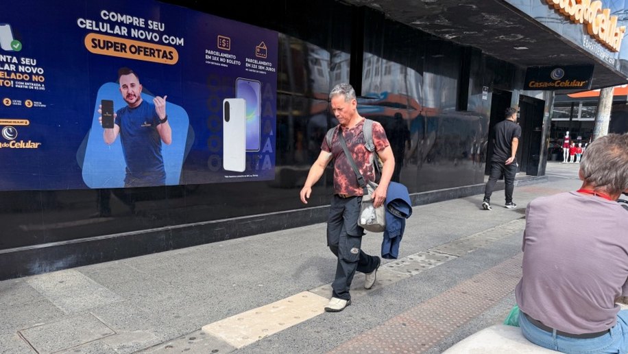 Placas de concreto no Centro são substituídas; motoristas devem reforçar cuidado com áreas destinadas aos pedestres