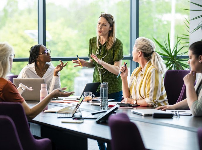 Mulheres lideram práticas de sustentabilidade no país e priorizam embalagens recicladas, aponta pesquisa