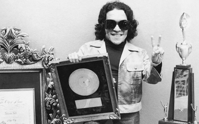 Livro narra a vida de Nelson Ned, que rodou o mundo e foi rejeitado no Brasil