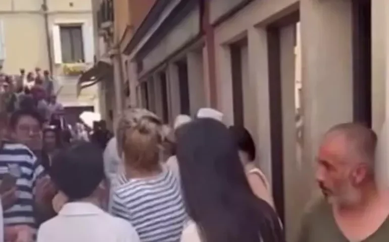 Turista persegue e agarra 'pickpocket' pelos cabelos em Veneza