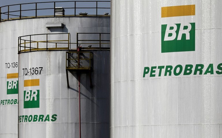 Petrobras reduz preço de gás para distribuidoras em 48% em dólar e 35% em reais