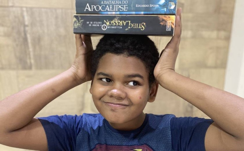 Menino de 12 anos vítima de racismo no Instagram ganha livros da ABL
