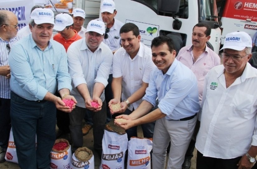 Governo entrega 9 toneladas de sementes para agricultores do Agreste
