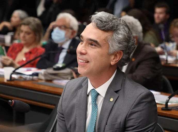 Rafael Brito aprova  PL que garante acompanhamento para alunos com transtornos de aprendizagem