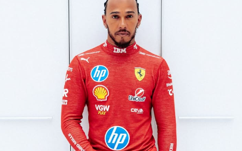 Hamilton dá primeiras voltas pilotando uma Ferrari e mostra novo capacete