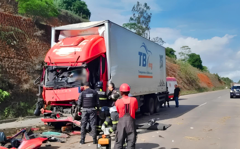 Bombeiros atuam em acidente entre caminhões em Teotônio Vilela