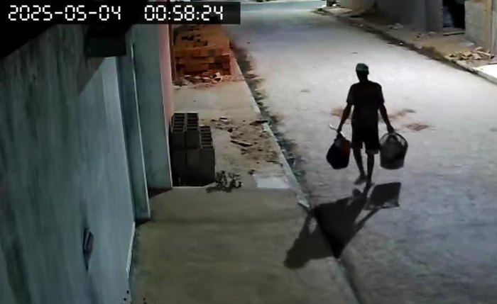 Homem também foi flagrado furtando hidrômetros pela cidade Homem também foi flagrado furtando hidrômetros pela cidade