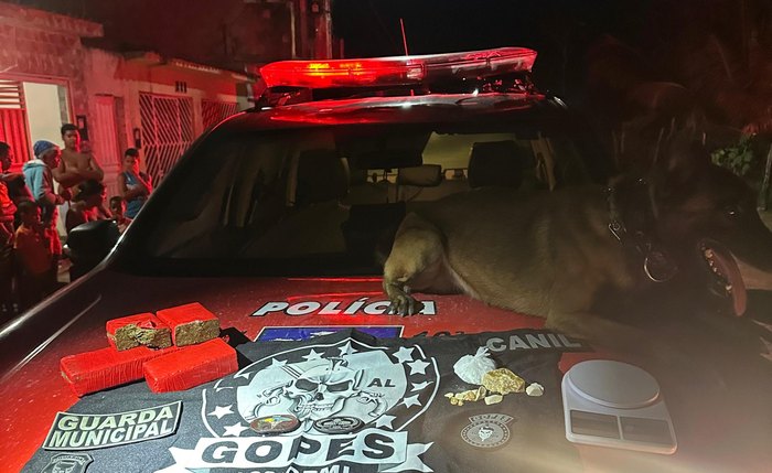 As guarnições encontraram 1,9 quilo de maconha, 83 gramas de crack e 75 gramas de cocaína As guarnições encontraram 1,9 quilo de maconha, 83 gramas de crack e 75 gramas de cocaína