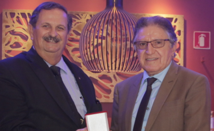 Desembargador Fernando Norberto entrega a Medalha Comemorativa do Mérito Judiciário para Antonio Noya Desembargador Fernando Norberto entrega a Medalha Comemorativa do Mérito Judiciário para Antonio Noya