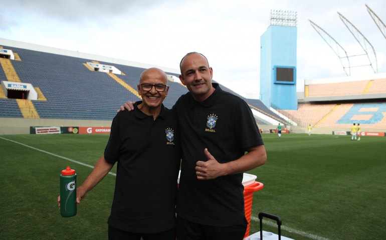 Massagistas da seleção brasileira guardam segredos e agem como psicólogos