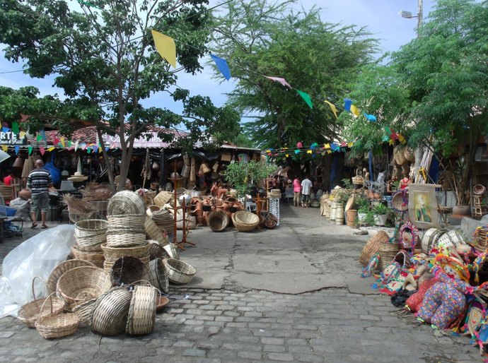 Clima junino envolve as lojas do Mercado do Artesanato