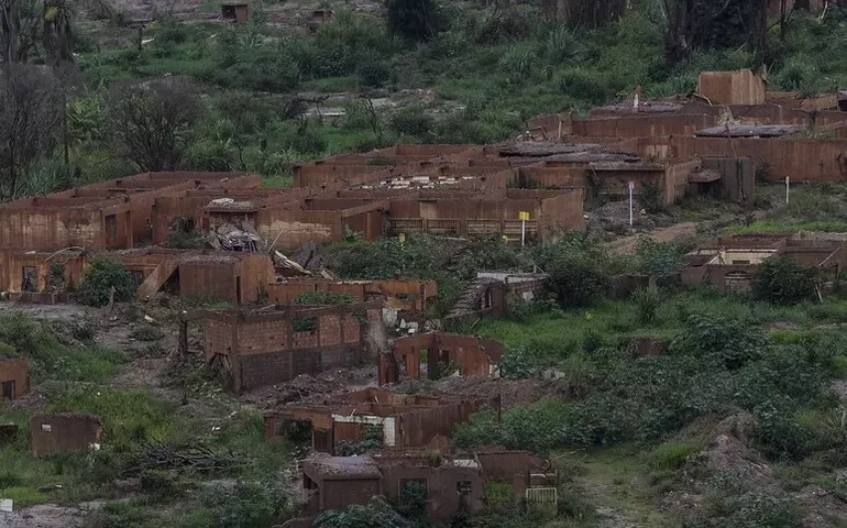 Justiça britânica condena mineradora por tragédia em Mariana