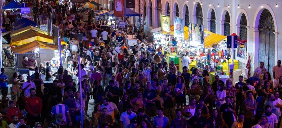 Rua Sá e Albuquerque se transforma em um grande território cultural durante o festival, aproximando artistas e público em uma celebração a céu aberto. Foto: Alisson Frazão/ Secom Maceió