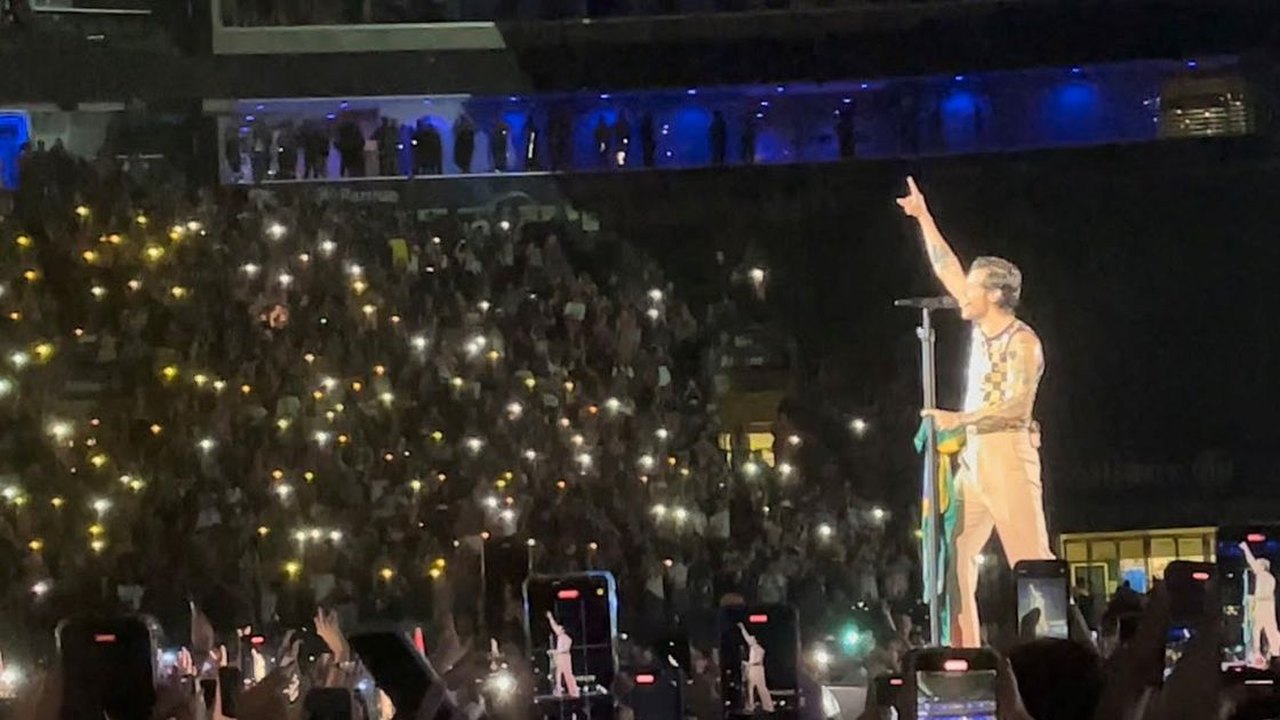 Harry Styles: primeiro show da turnê no Brasil empolga fãs mesmo debaixo de chuva