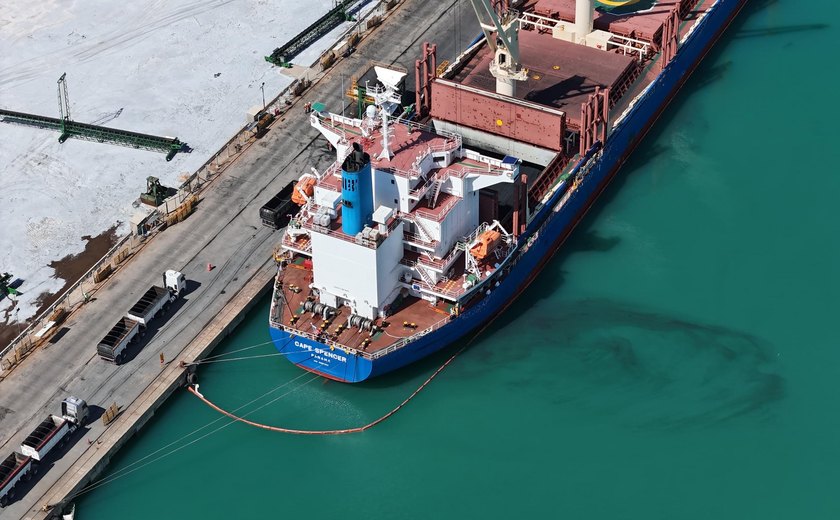 Empresa é multada em R$ 45 mil por derramamento no Porto de Maceió