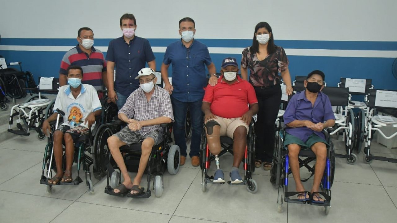 Prefeito Theobaldo Cintra entrega novas cadeiras de rodas em Major Izidoro