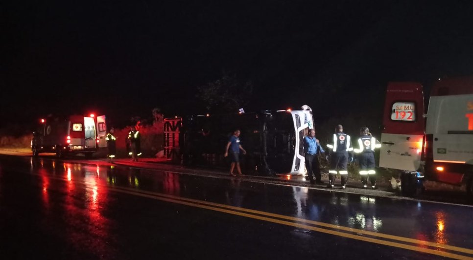 Micro-ônibus com cerca de vinte passageiros tomba na BR-235 em Nossa Senhora do Socorro