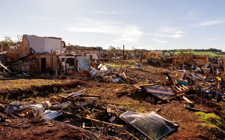 Governo instala consultórios móveis em cidade do Paraná atingida por tornado