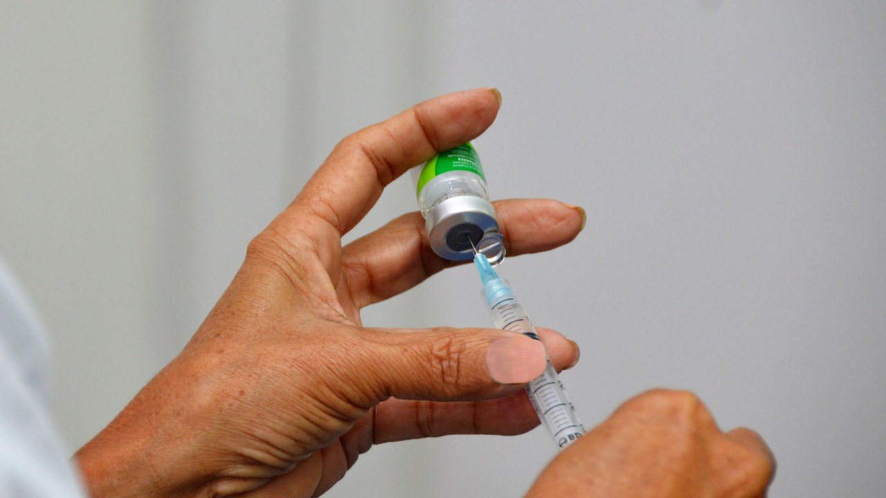 Enfermeira da Sesau orienta que a tuberculose pode ser prevenida por meio da vacinação