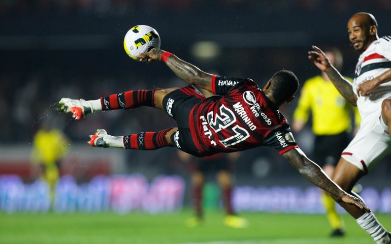 São Paulo é superado pelo Flamengo e amarga sexto tropeço seguido no Brasileirão