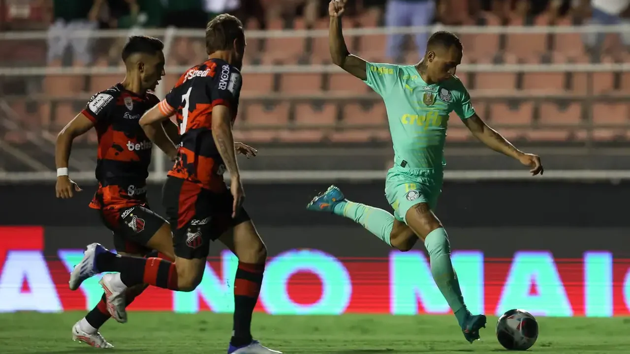 Palmeiras faz jogo desanimado e ganha do Ituano com gols de López e Rony no Paulistão