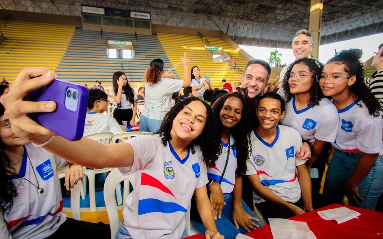 Governador reúne 500 estudantes da rede estadual em festa com pizza, e destaca investimentos na educação