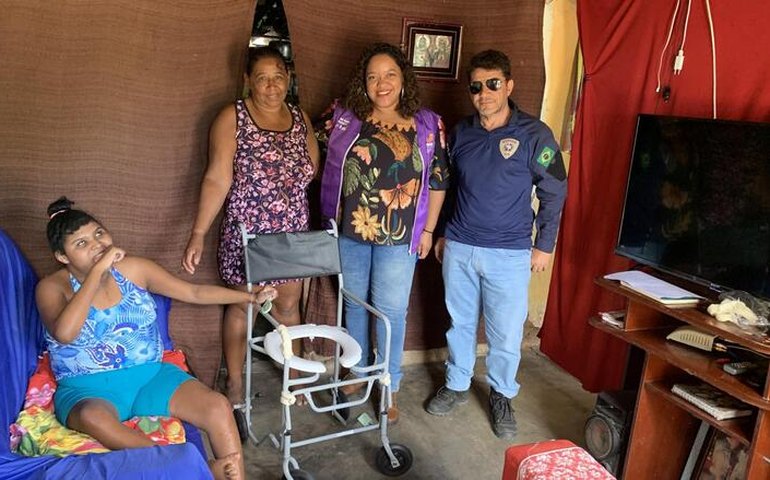 Semudh entrega cadeira de banho a quilombola como desdobramento da Fiscalização Preventiva