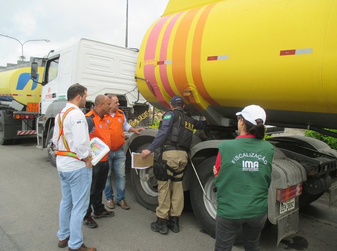 Fiscalização da P2R2 vistoria transportes de produtos perigosos na BR-101